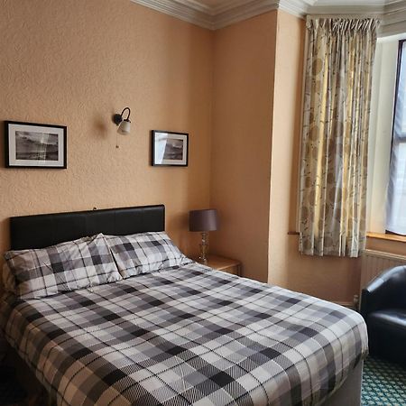 Queens Guest House Бистон Экстерьер фото